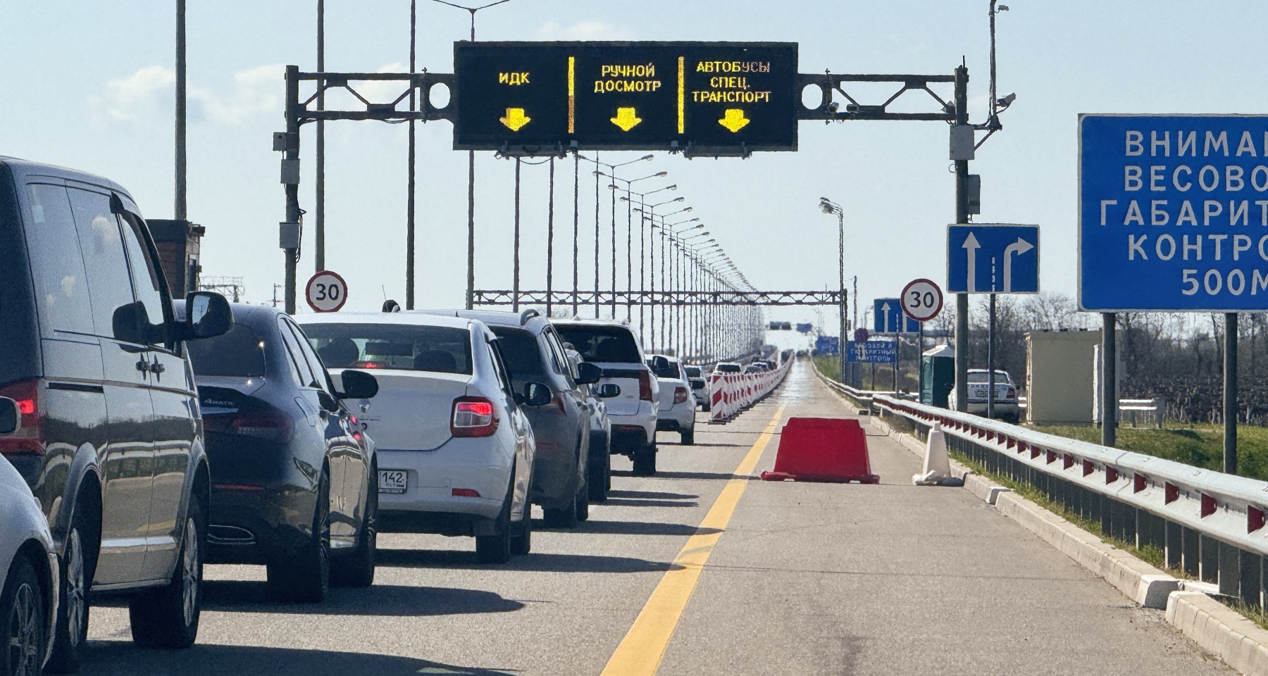 Перед Крымским мостом образовались многокилометровые очереди из машин
