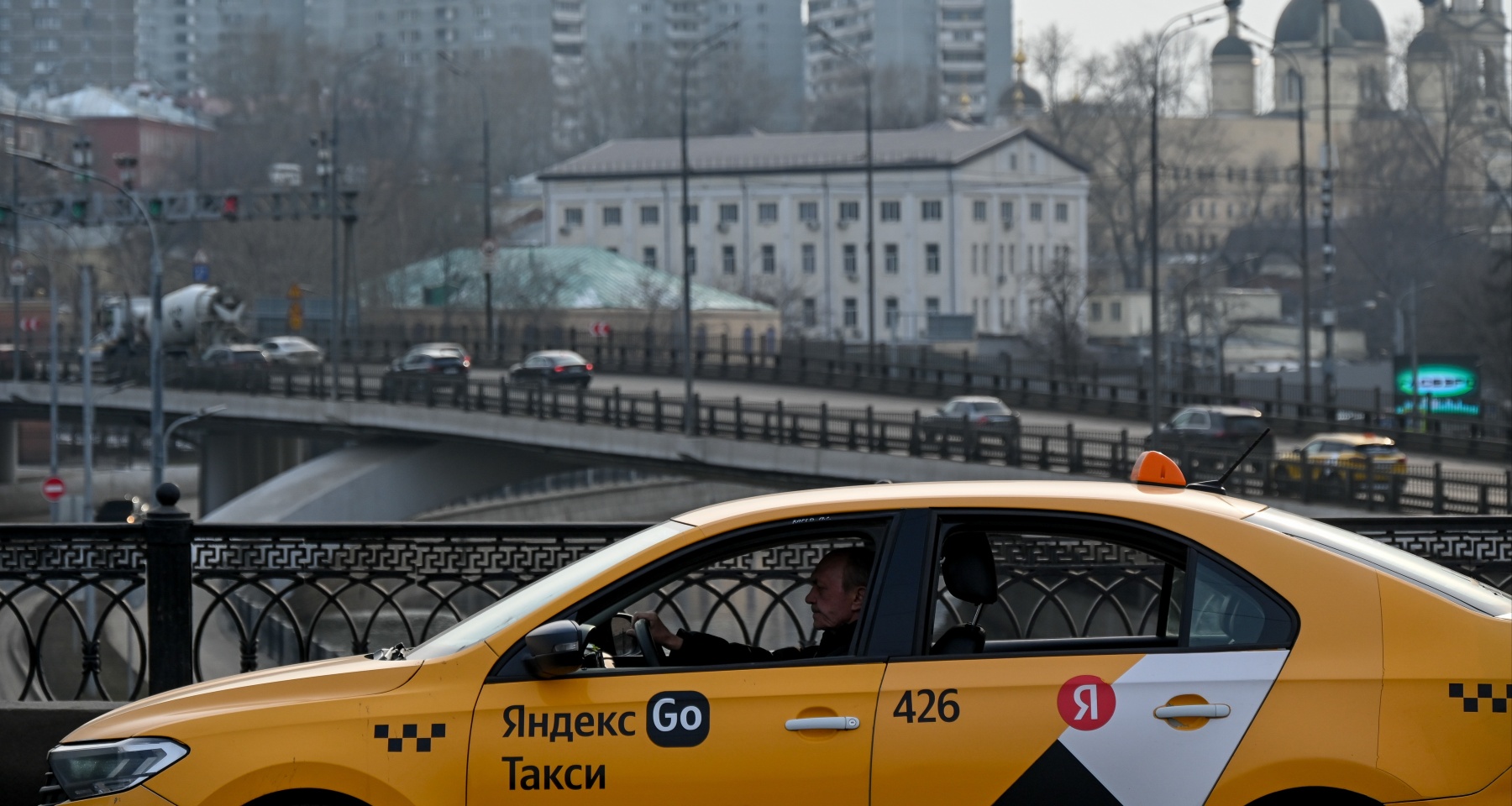 В Москве ограничивают работу сервисов такси, каршеринга и аренды самокатов