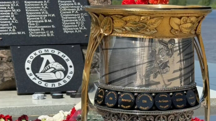 «Локомотив» привез Кубок Гагарина к мемориалу погибшим в авиакатастрофе игрокам