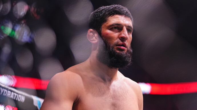 Чимаев сразится с дю Плесси за чемпионский пояс на турнире UFC 319