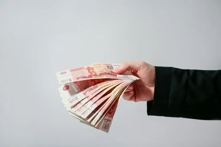 Рубли в руках