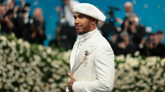 Льюис Хэмилтон появился на красной ковровой дорожке Met Gala в наряде, над которым работали почти полгода
