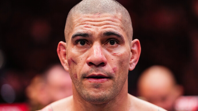Бывший чемпион UFC потребовал изменить правила после поражения от россиянина. Стыдно должно быть!