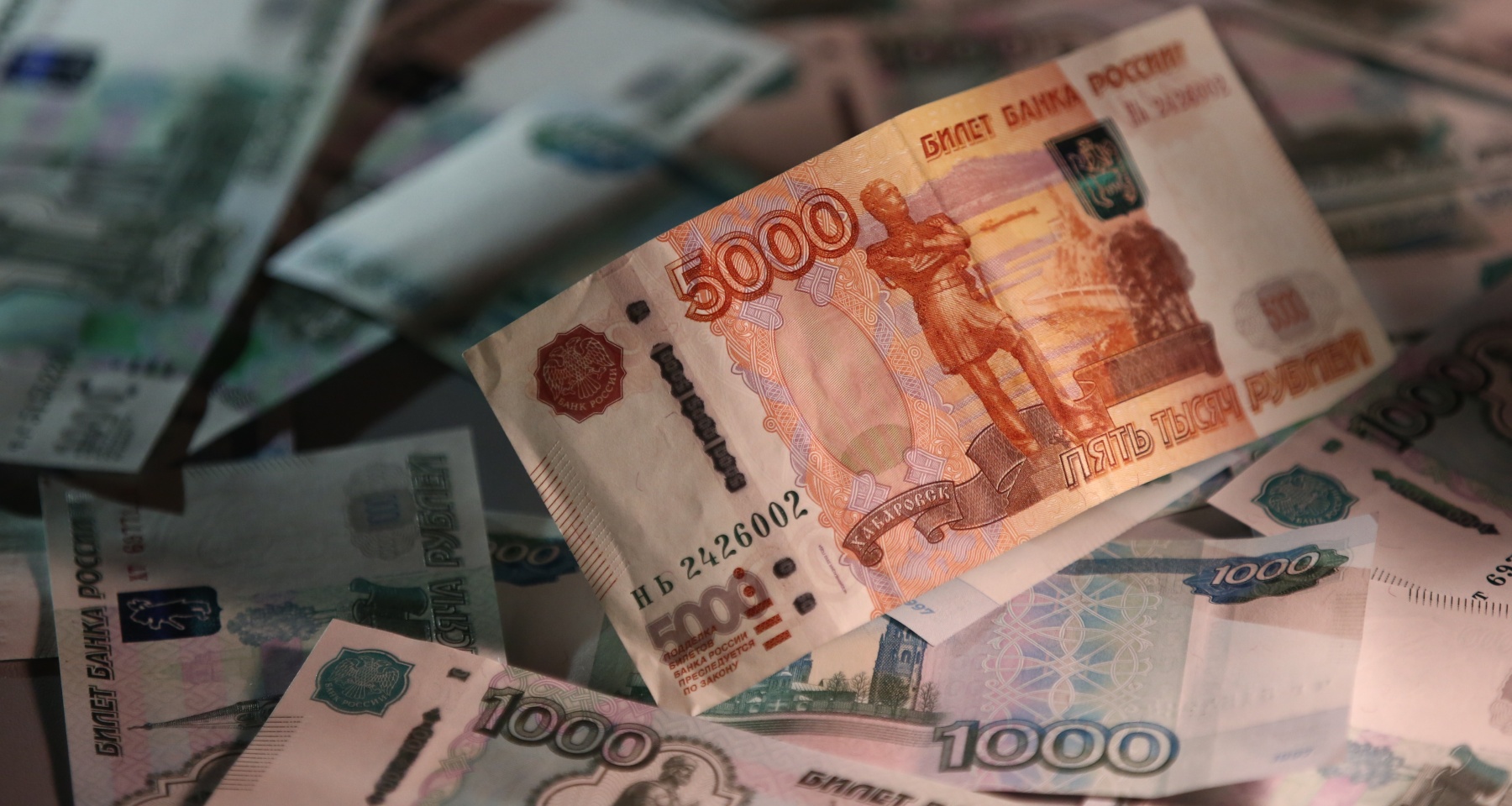 Россияне столкнутся с новым ограничением при переводах, сколько процентов потеряет ключевая ставка к концу года. Главное за день