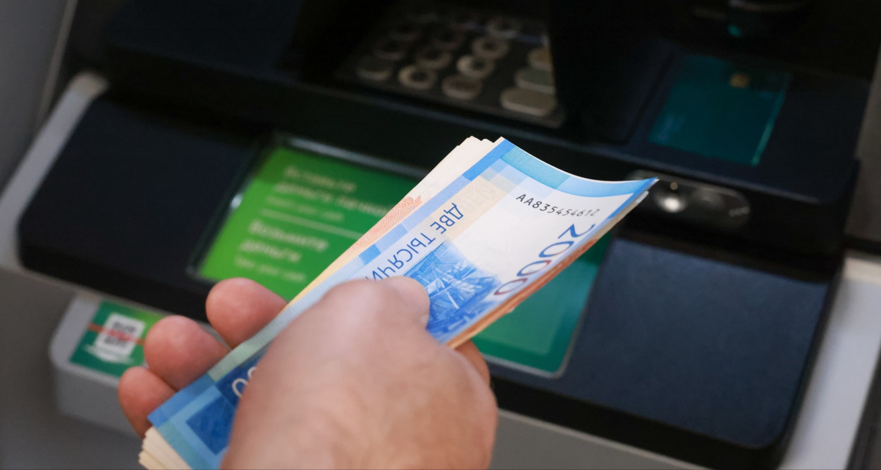 Можно ли в праздники забрать деньги с вклада, если он закончился: объясняет эксперт