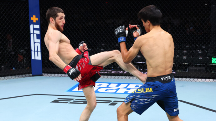Россиянин Уланбеков одержал победу над Максумом на турнире UFC в Баку