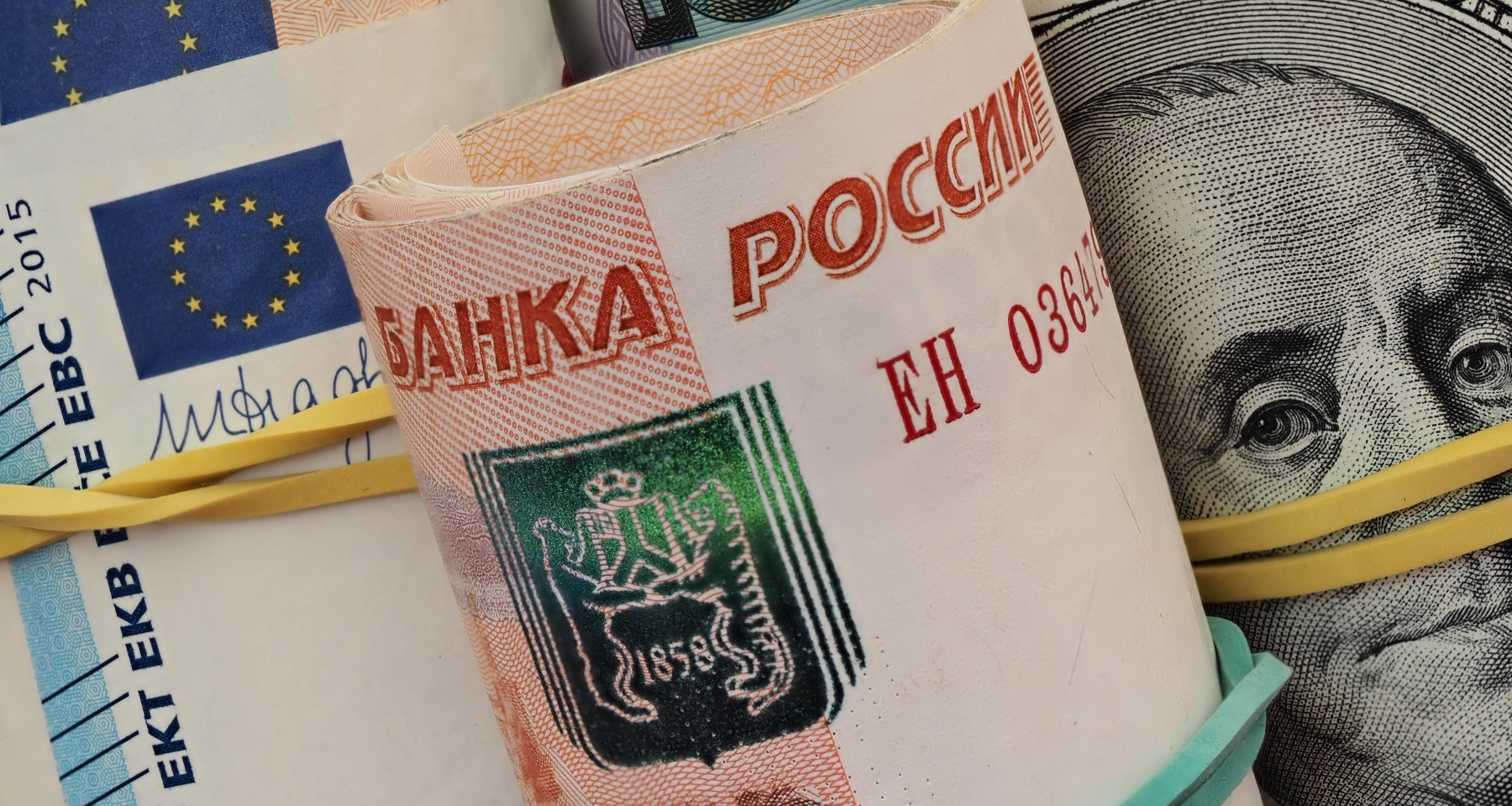 Рубль подешевел к доллару и евро. ЦБ установил официальные курсы валют на 6 мая