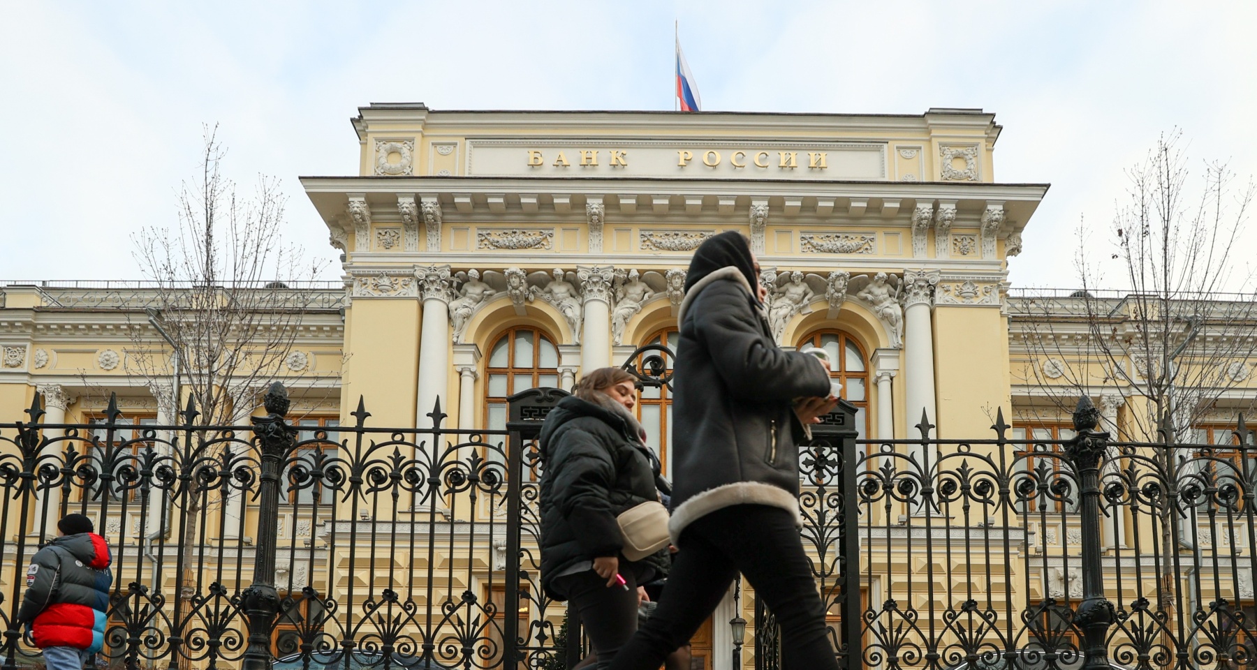 ЦБ может повысить ставку, россияне закупаются долларами. Обзор Банки.ру