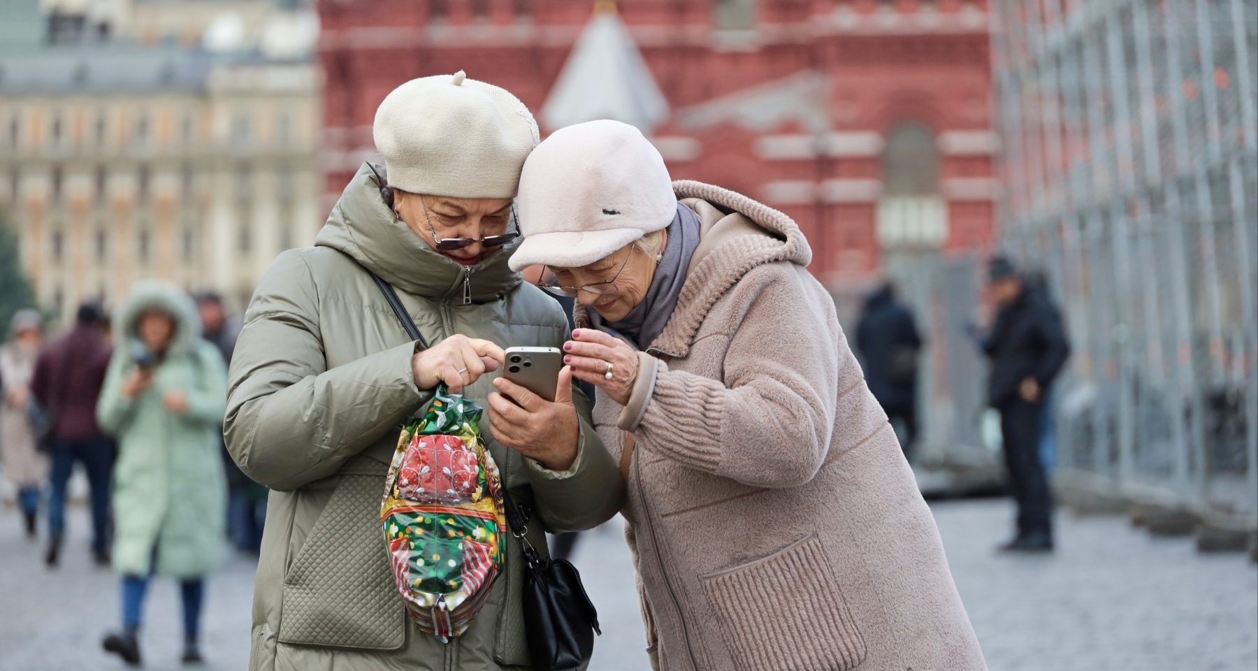 За что пенсионеры могут не платить в 2025 году, почему совершать переводы за покупки опасно. Главное за день