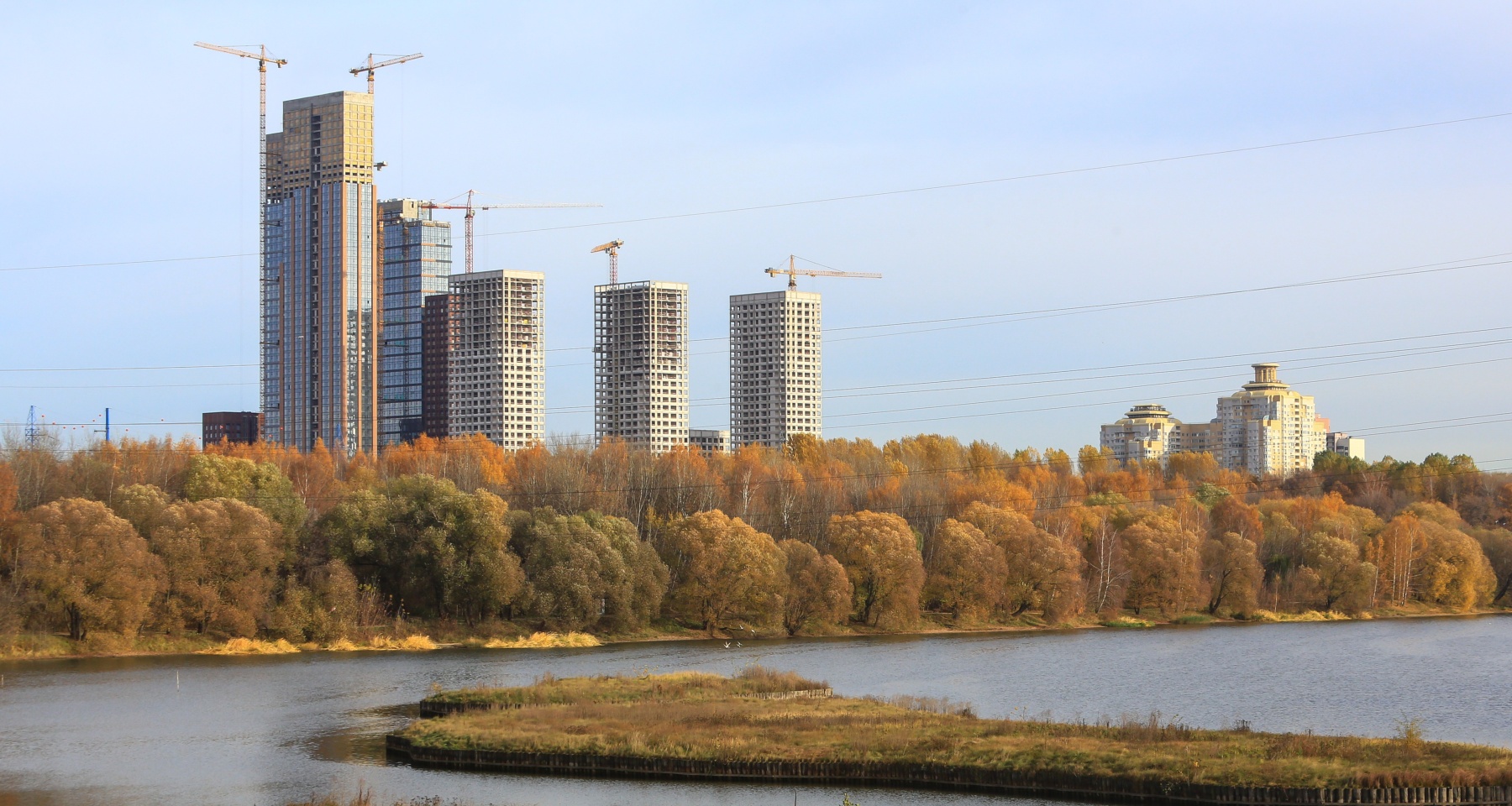 Названы районы Москвы, где упали цены на квартиры