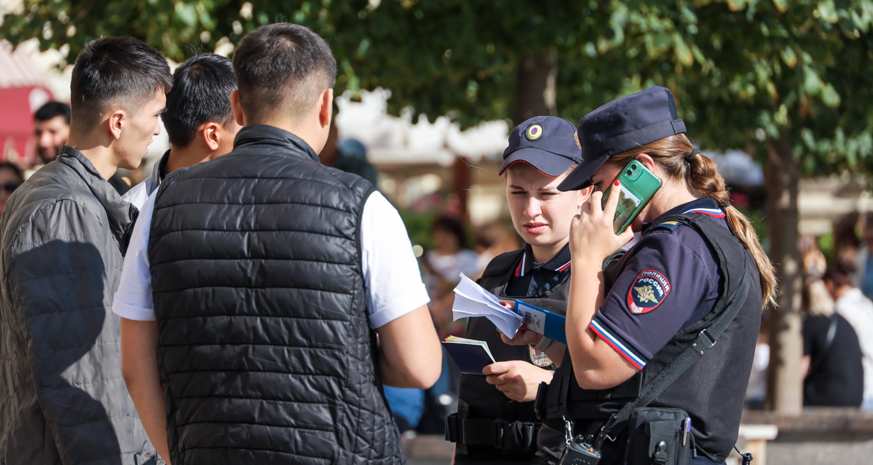 Нелегальные мигранты в РФ не смогут жениться и получать банковские услуги